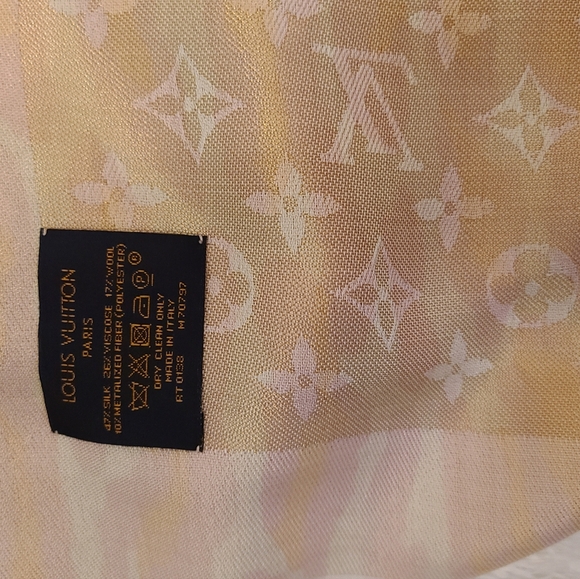 Louis Vuitton Monogram Leogram Shine Shawl - Picture 3 of 4